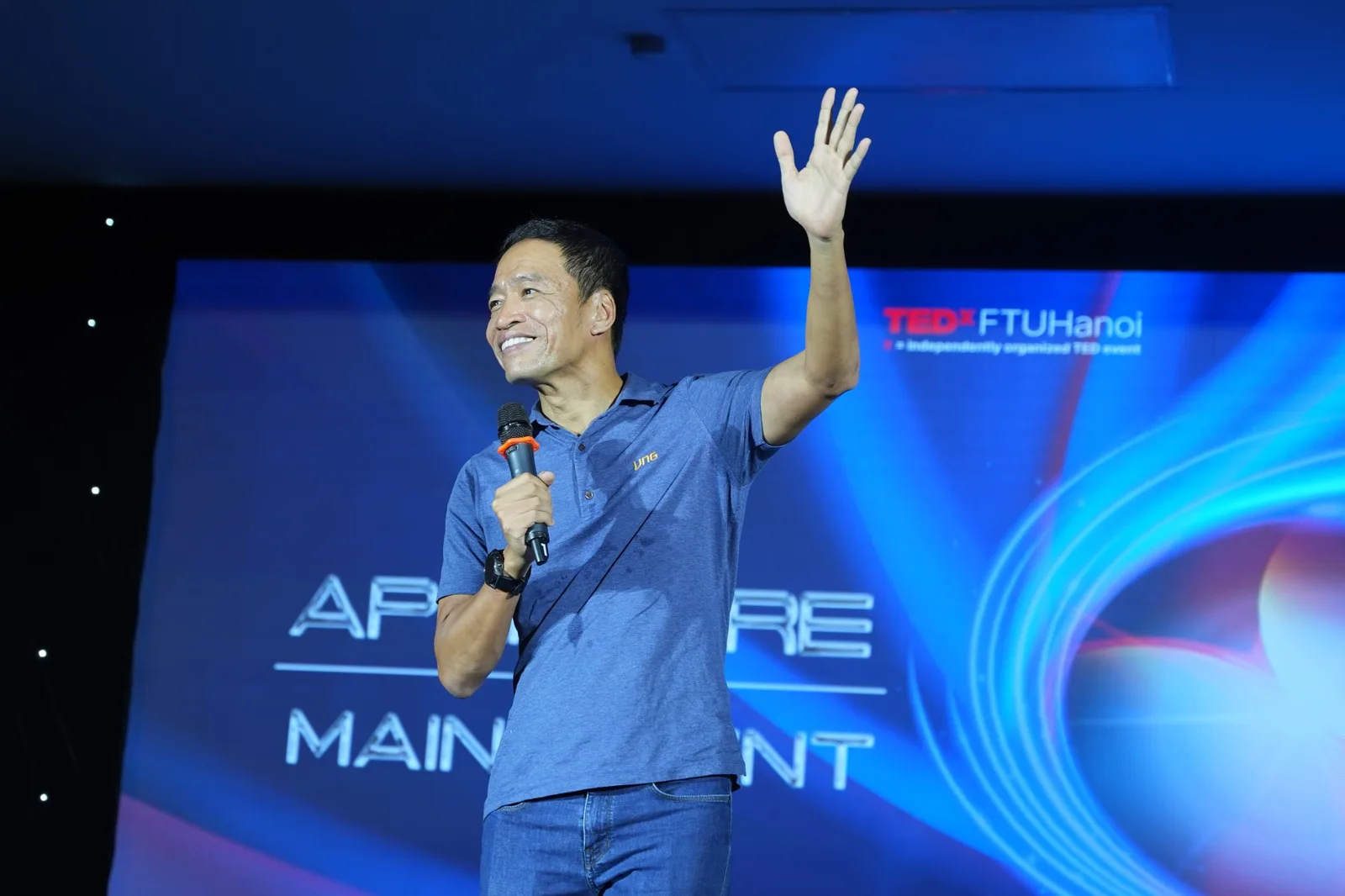 Lê Hồng Minh opening his talk on the Aperture main-event stage
