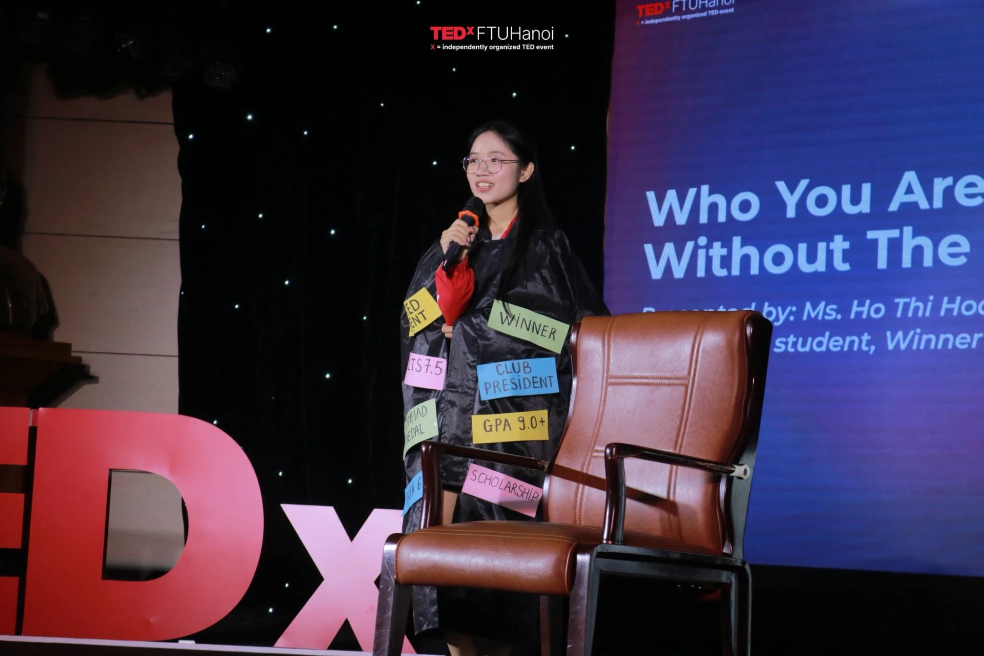 Hồ Thị Hoa Mai delivering Who You Are Without the Labels, wearing the labels